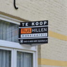 Makelaarsbord aan huis.