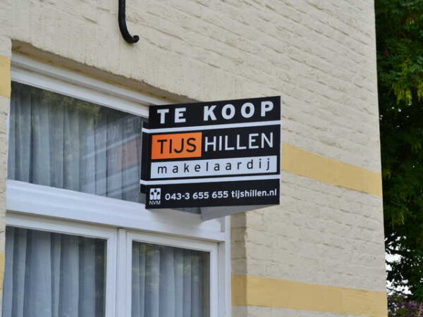 Makelaarsbord aan huis.